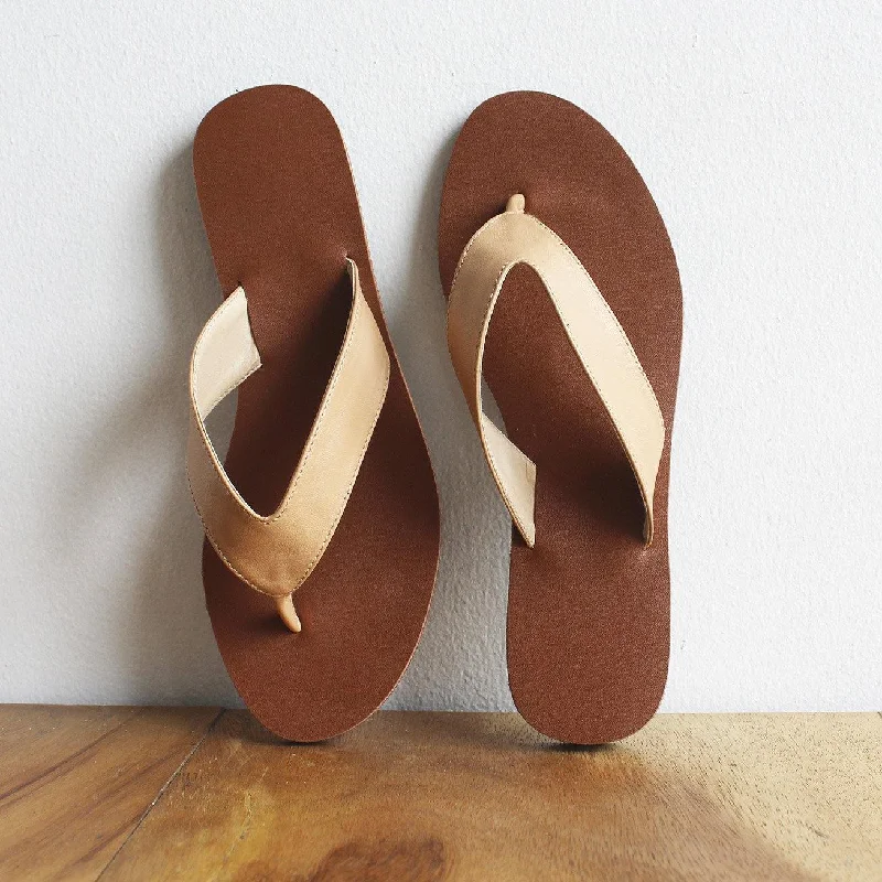 Men's sandals with a decorative buckle or charm Thong sandals