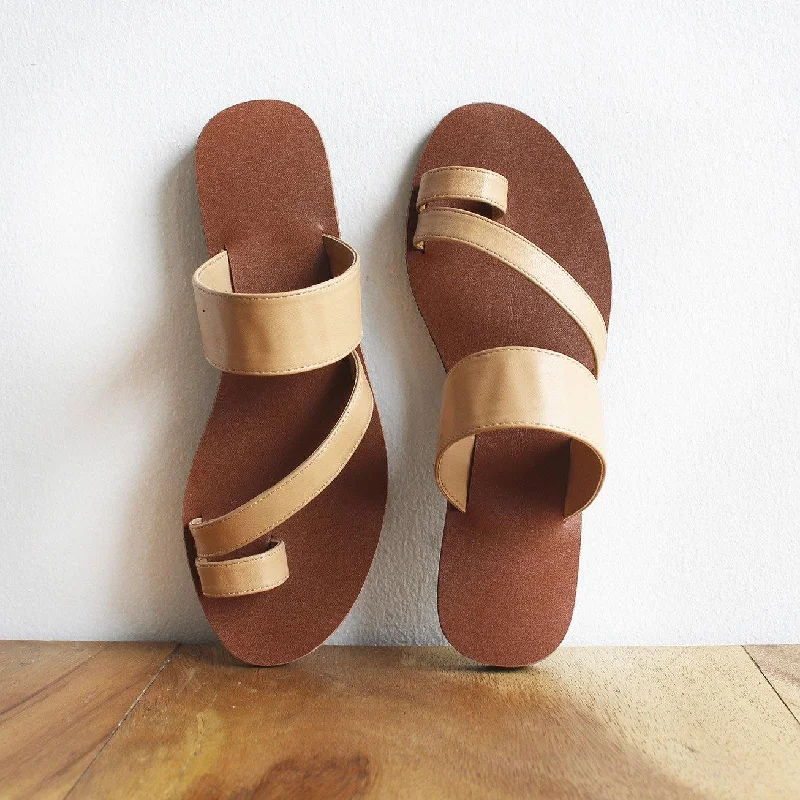 Men's sandals with a contrast stitching detail Toe strap sandals