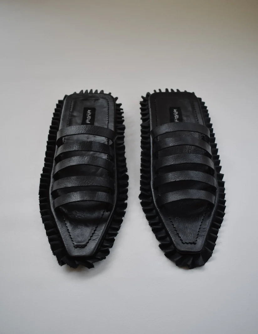 Men's sandals in a neutral color like black or brown KAYADUA Low Block Heel Flowt Shoe Men's sandals in a neutral color like black or brown KAYADUA Low Block Heel Flowt Shoe