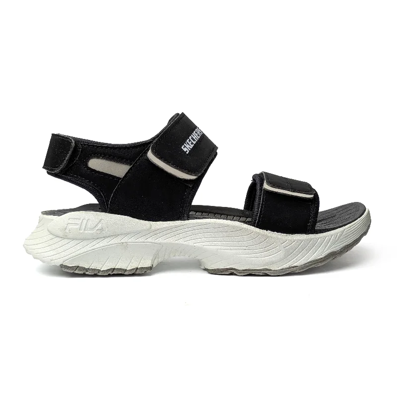 Men's sandals with a decorative buckle or charm Black Casual Sandal