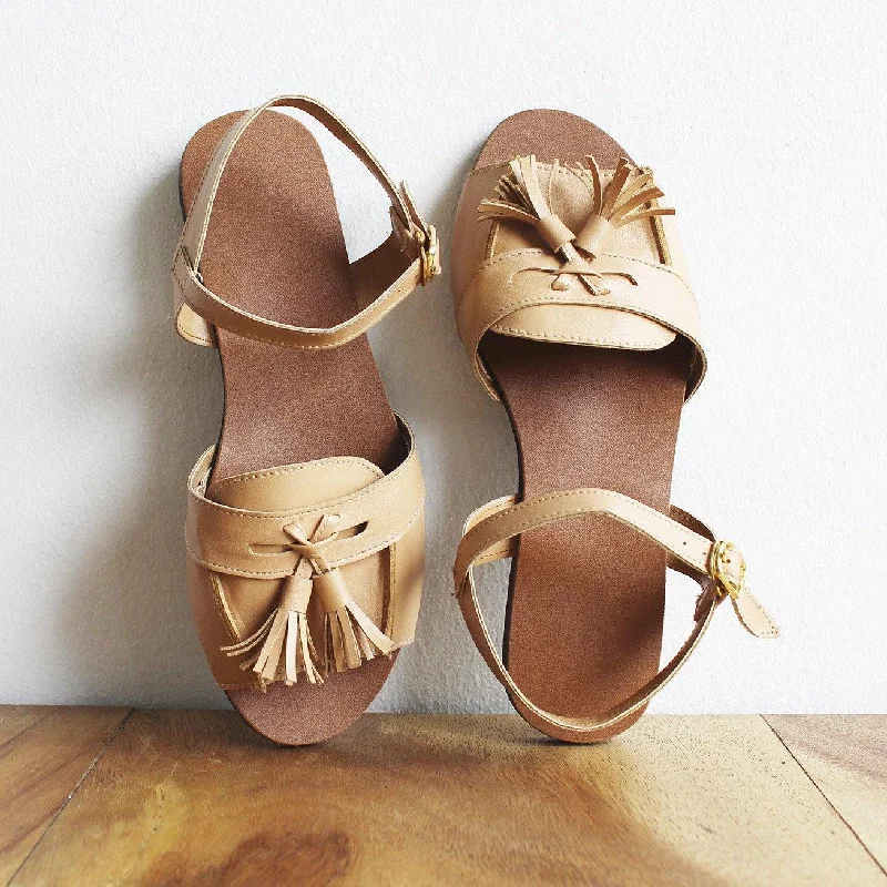 Flip - flop style men's sandals for beach wear Tasseled sandals