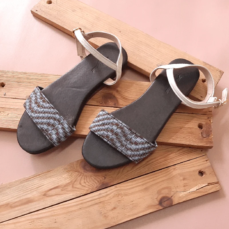 Men's sandals with a decorative buckle or charm Wave Sandals