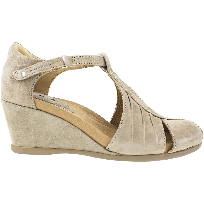 Men's sandals with a decorative buckle or charmWomen's Earth Primrose Ginger Suede