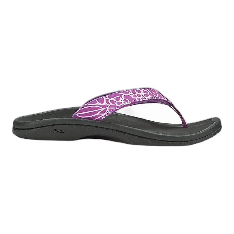 Men's sandals in a neutral color like black or brownWomen's 'Ohana