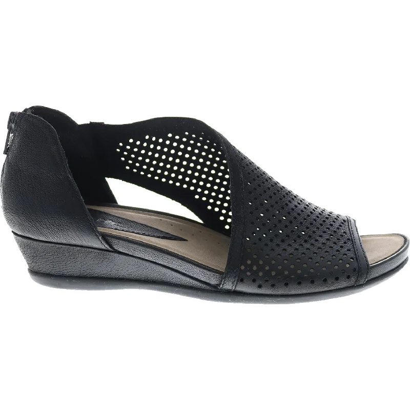 Men's sandals with a perforated leather upper for ventilationWomen's Earth Venus Black Leather