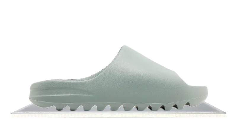 Men's track - and - field sneakers with a spike - compatible soleYeezy Slide Salt