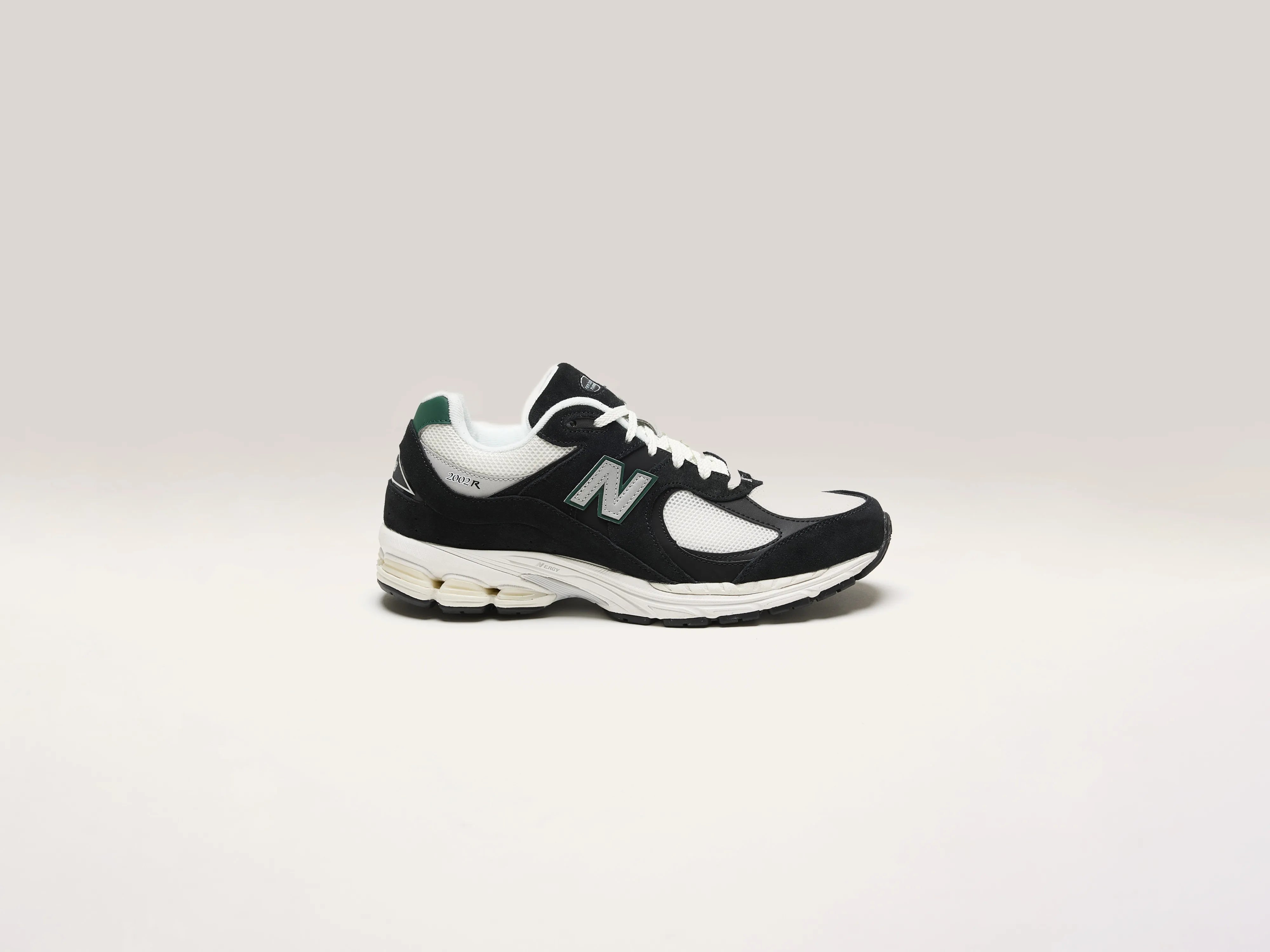Men's wide - width sneakers for a comfortable fit2002R for Men (242 / M / BLACK)