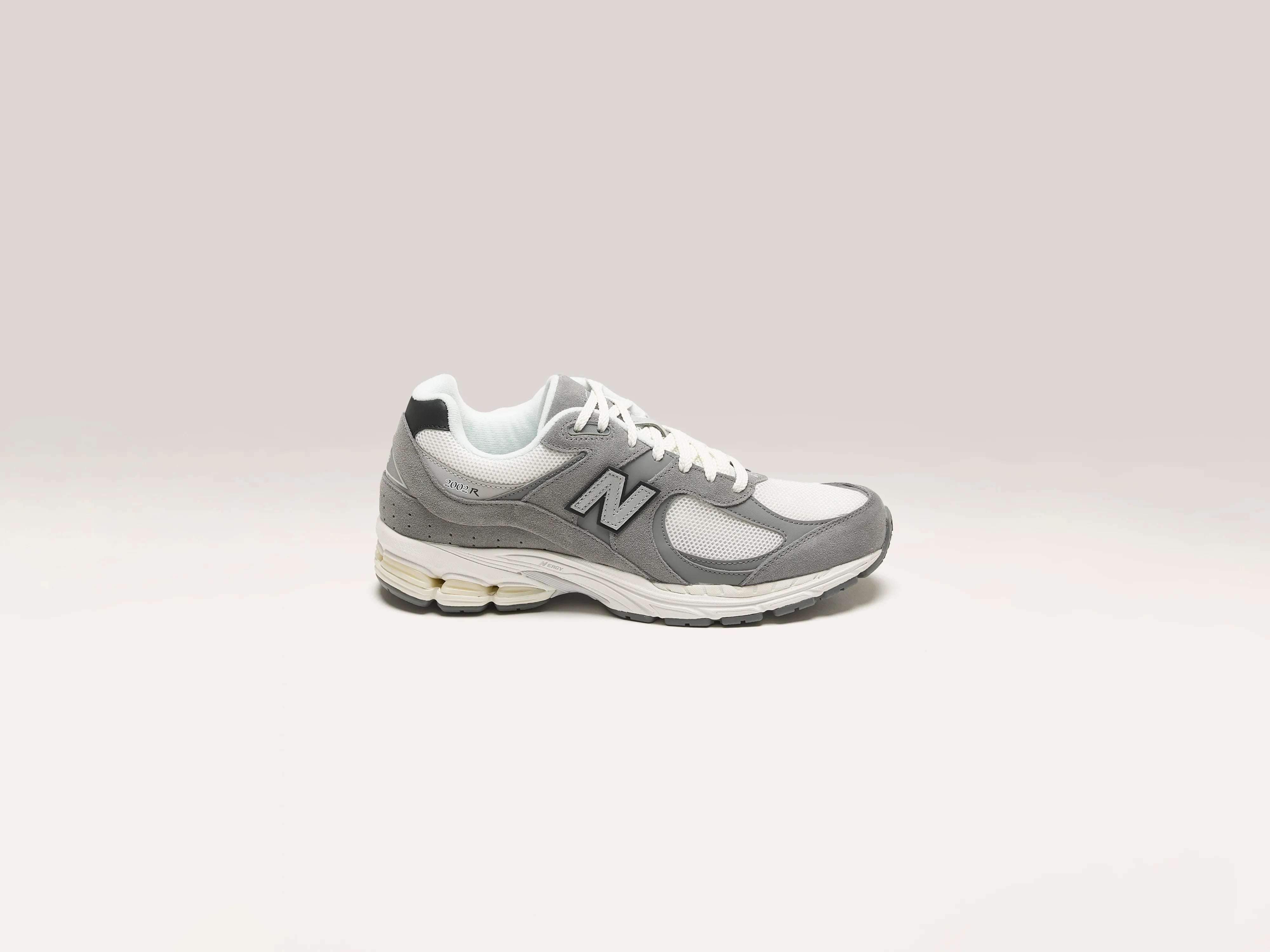 Men's affordable yet stylish sneakers for everyday wear2002R for Men (242 / M / GREY) Men's affordable yet stylish sneakers for everyday wear2002R for Men (242 / M / GREY)