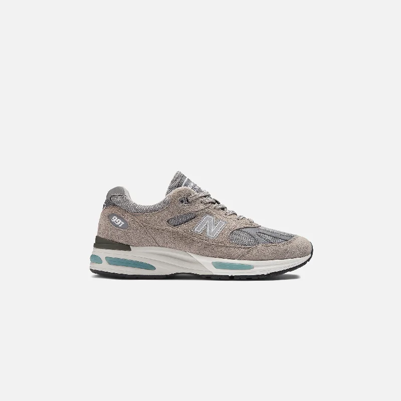 Men's waterproof hiking sneakers with a Gore - Tex liningNew Balance Made in UK 991v2 - Alloy / Smoked Pearl / Silver Men's waterproof hiking sneakers with a Gore - Tex liningNew Balance Made in UK 991v2 - Alloy / Smoked Pearl / Silver