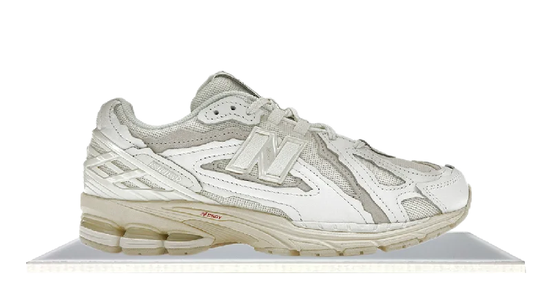 Men's casual leather sneakers with a distressed finishNew Balance 1906D Protection Pack White