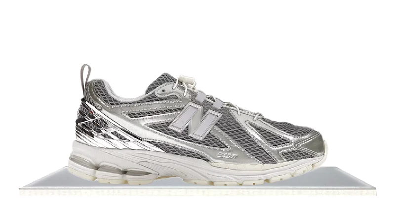Men's chunky - sole sneakers for a trendy lookNew Balance 1906R The Basement Day Chrome Men's chunky - sole sneakers for a trendy lookNew Balance 1906R The Basement Day Chrome