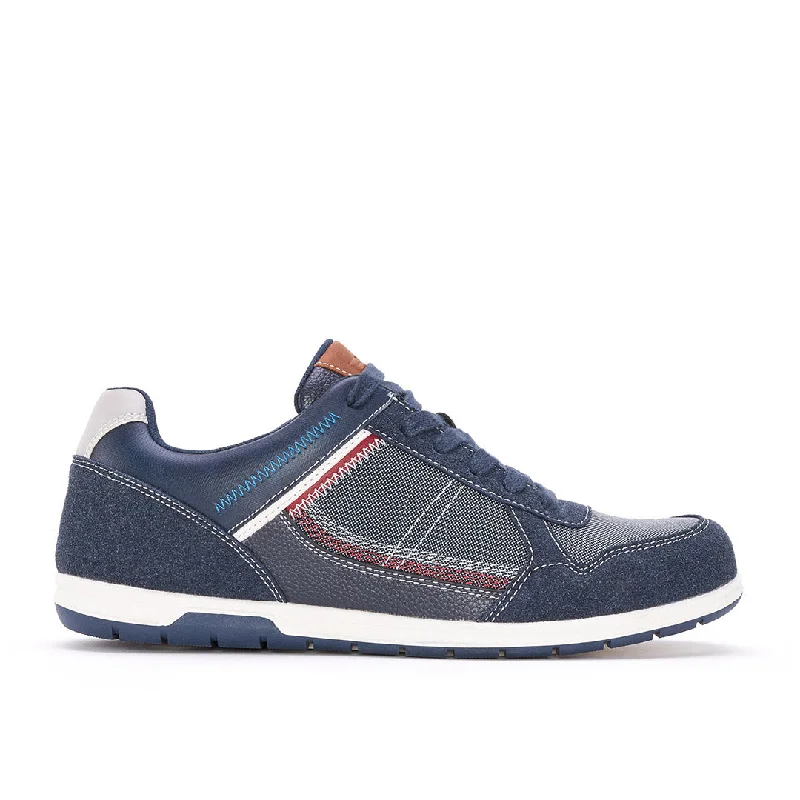 Men's casual shoes with a logo patch on the tongueOdylic
